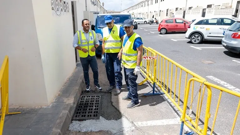 El alcalde Yonathan de Le&oacute;n visita los trabajos que ejecuta el Ayuntamiento en Argana Alta para mejorar la red de pluviales.