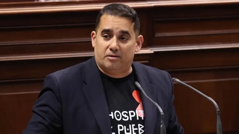 Yoné Caraballo defiende en el Parlamento el blindaje del Insular