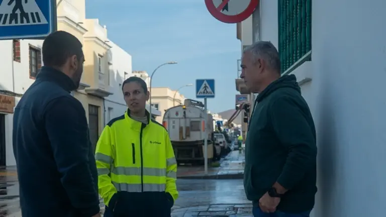 Jacobo Lemes supervisando labores de limpieza.