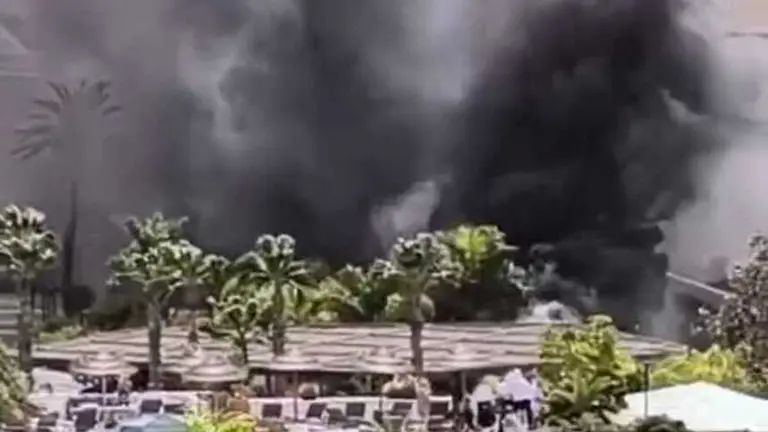 Nube de humo provocada por las llamas en el interior del establecimiento tur&iacute;stico en Costa Teguise.