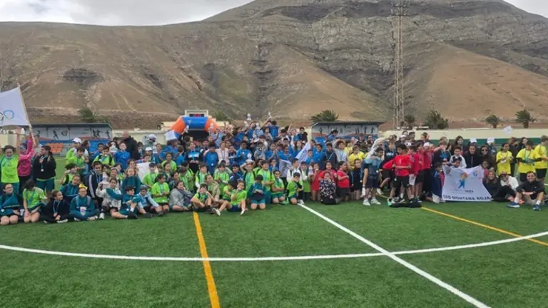 Foto de familia de las olimpiadas escolares.