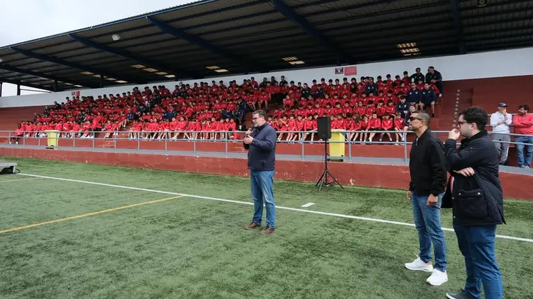 El alcalde, Isidro P&eacute;rez, dirigi&eacute;ndose a los jugadores y a los entrenadores de la cantera del San Bartolom&eacute;