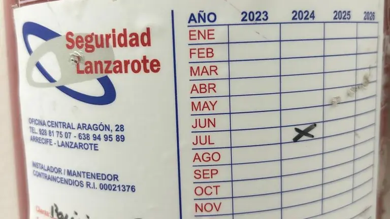 Uno de los muchos ejemplos que env&iacute;a la organizaci&oacute;n sobre extintores que no est&aacute;n actualizados