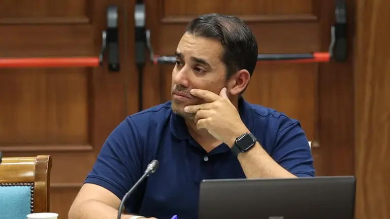 Yon&eacute; Caraballo durante la celebraci&oacute;n de una comisi&oacute;n parlamentaria.