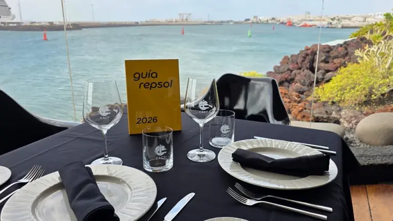 Imagen de una de las mesas con las impresionantes vistas del Castillo de San Jos&eacute;.