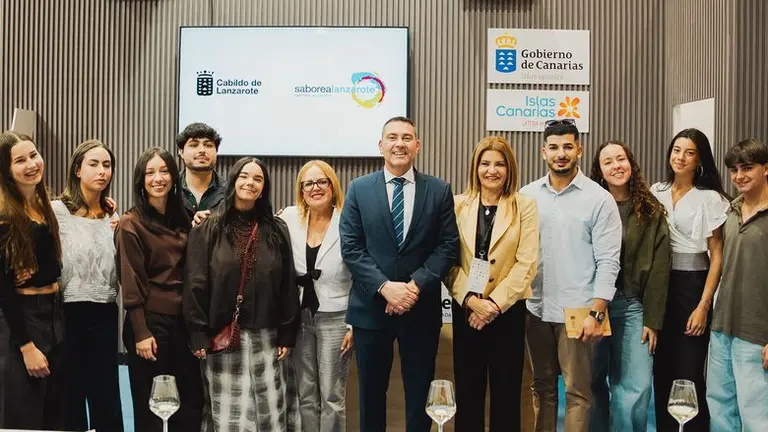 El presidente del Cabildo con un grupo de j&oacute;venes que se ha desplazado hasta el evento en Madrid