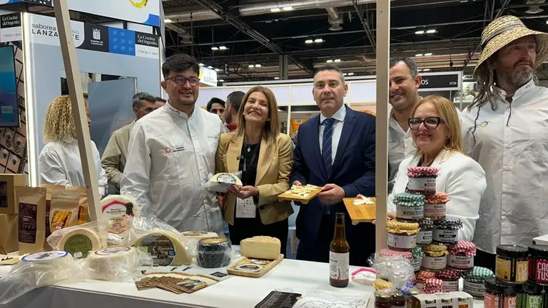 Representantes del sector primario y del Cabildo de Lanzarote en el Sal&oacute;n Gourmet.
