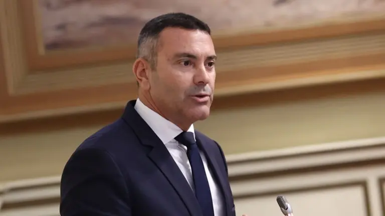 Oswaldo Betancort en el Parlamento de Canarias.