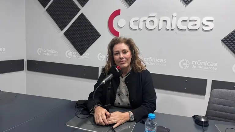 Astrid P&eacute;rez en los estudios de Cr&oacute;nicas Radio.