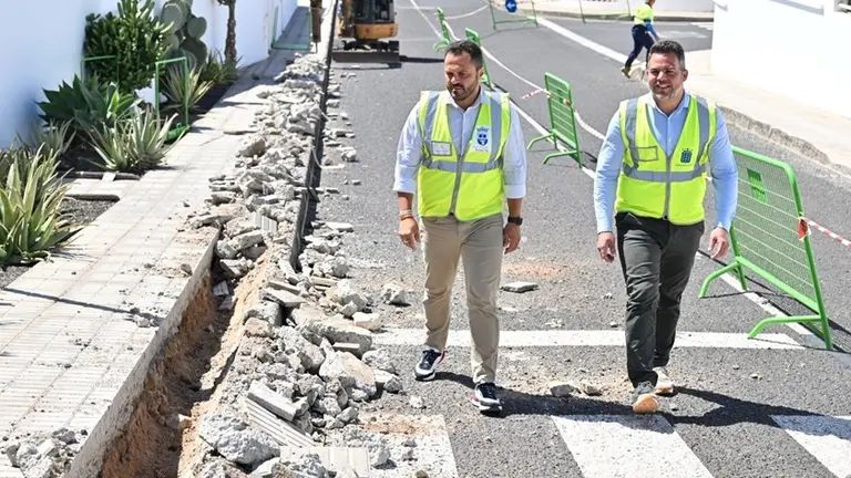 El alcalde de Arrecife Yonathan de Le&oacute;n y el consejero de Obras P&uacute;blicas, Jacobo Medina, visitan las obras en La Concha con una inversi&oacute;n de 700.000 euros.