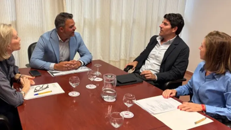 Jacobo Medina junto a los representantes de la Federaci&oacute;n Tur&iacute;stica.