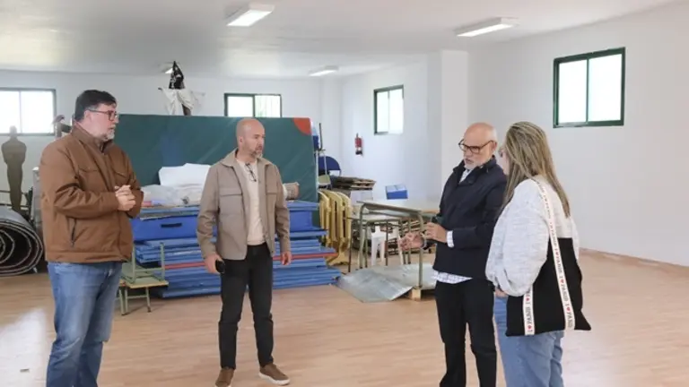 Isidro P&eacute;rez junto a Ra&uacute;l de Le&oacute;n y Estefan&iacute;a Luzardo en el CEIP de Playa Honda.