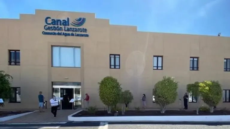 Imagen de la entrada a las oficinas centrales de Canal Gesti&oacute;n Lanzarote. 