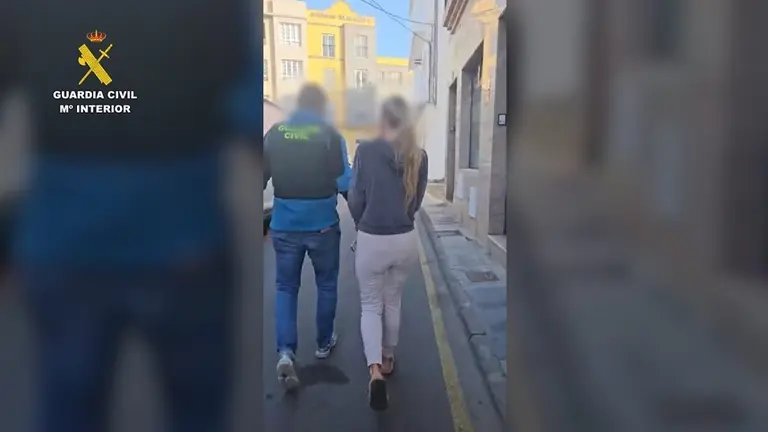 La Guardia Civil deteniendo a la mujer eslovaca con una Orden Europea de Detenci&oacute;n (OEDE) reclamada en Eslovaquia.