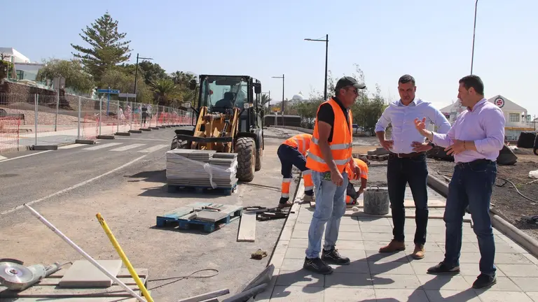 &Oacute;scar Noda y &Aacute;ngel Lago junto a las obras de la primera fase de rehabilitaci&oacute;n de la Avenida Papagayo.