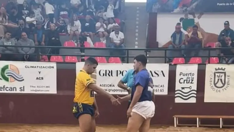 Imagen de una de las luchadas de la noche