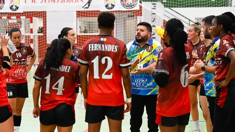 El entrenador dirigi&eacute;ndose al equipo