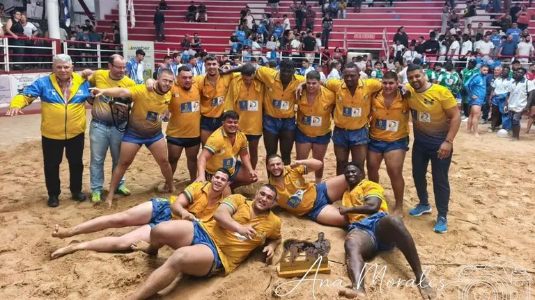 El equipo campe&oacute;n celebrando la victoria