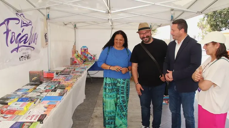 El alcalde y dos de sus concejales visitando la feria