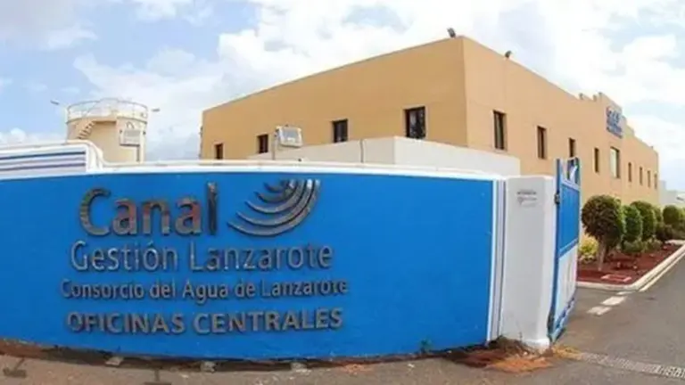 Imagen del acceso a las oficinas centrales de Canal Gesti&oacute;n en Arrecife, la antigua Inalsa.