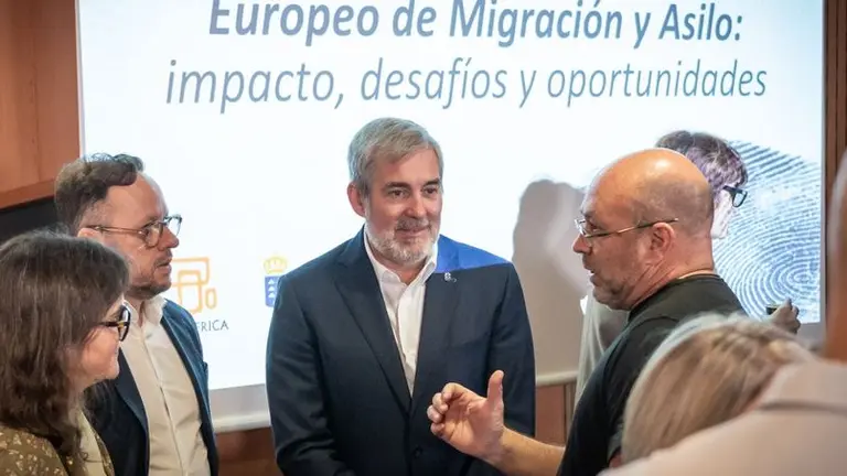 Fernando Clavijo en el centro de la imagen durante las jornadas.