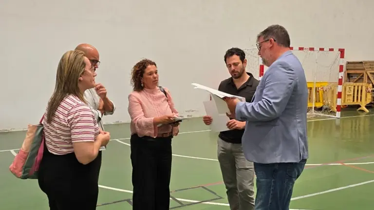 Isidro P&eacute;rez junto Estefan&iacute;a Luzardo, Ra&uacute;l de Le&oacute;n y Marlene Romero en el pabell&oacute;n del IES San Bartolom&eacute;.