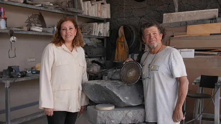 Astrid P&eacute;rez junto al artista Paco Curbelo.