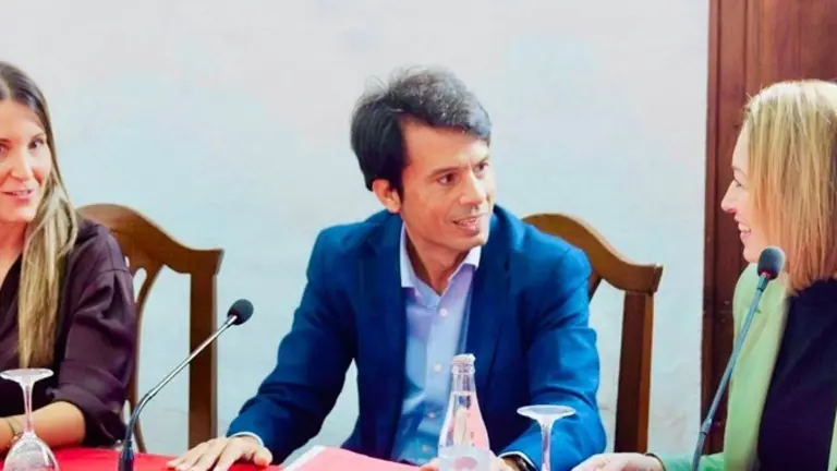 Marcos Bergaz (PSOE) junto a las concejalas Jenifer Gal&aacute;n y Sabina Vizca&iacute;no.