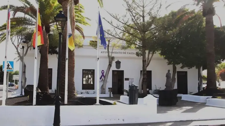 Imagen de la entrada del Ayuntamiento de Yaiza.