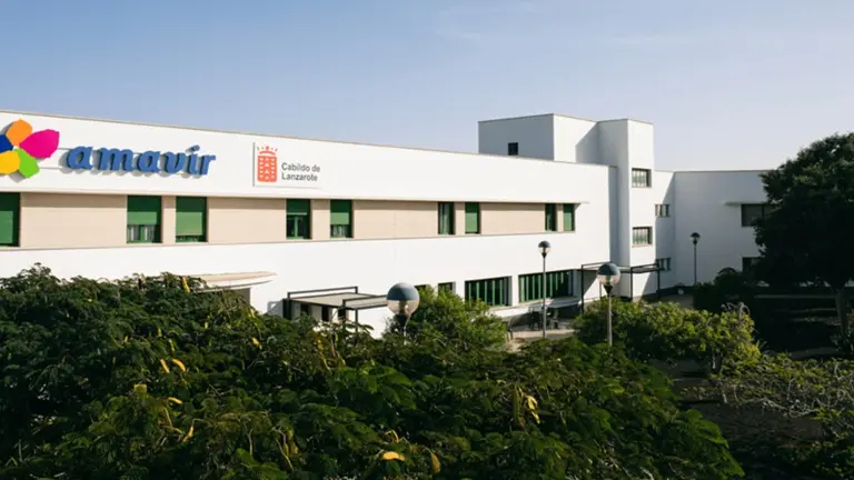 Imagen de la entrada a la residencia de Amavir en T&iacute;as.