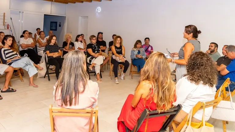 Reuni&oacute;n del grupo de gobierno municipal con los vecinos.