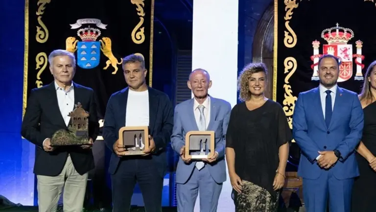 Toni Orosa en el reconocimiento del Ayuntamiento de Arrecife el pasado septiemnre, junto a los otros galardonados y el alcalde y la concejala de Turismo