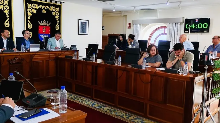 Imagen del sal&oacute;n de plenos del Ayuntamiento de Arrecife donde fueron acordadas las sanciones y clausura a estos dos establecimientos.