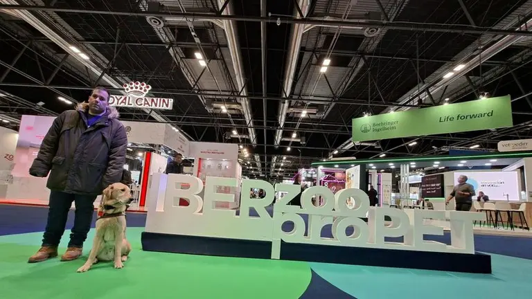 David Fern&aacute;ndez Rey con su premio gu&iacute;a.