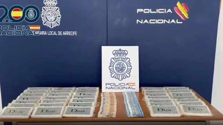 Imagen del material y el dinero incautado por la Polic&iacute;a Nacional