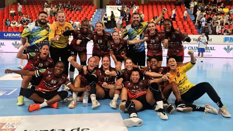 Imagen de la felicidad de las jugadoras lanzarote&ntilde;as tras el importante triunfo