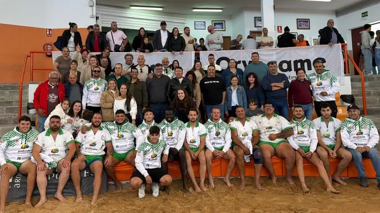 Foto de familia de los luchadores del San Bartolom&eacute;, la directiva, aficionados y los integrantes del Gobierno que se desplazaron a Tenerife