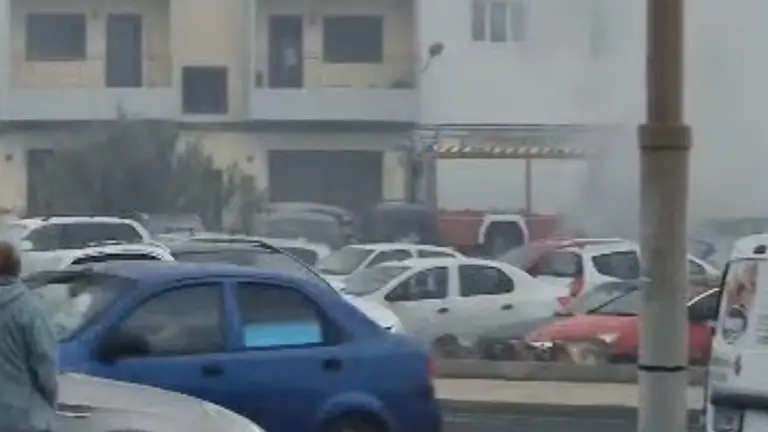 Cami&oacute;n de los bomberos del Consorcio de Seguridad y Emergencias junto a las llamas.