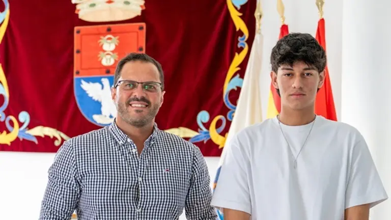 El alcalde de Arrecife, Yonathan de Le&oacute;n, recibe en la alcald&iacute;a a Gabriel Navarro, premio Promesas de Le Cordon Bleu Madrid.