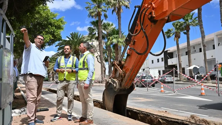 Yonathan de Le&oacute;n junto a Jacobo Medina junto a un operario.