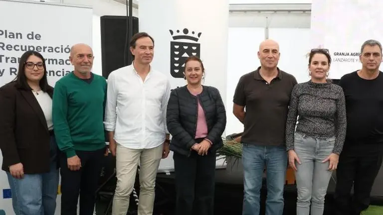 Gladys Acu&ntilde;a en el centro de la imagen en uno de los eventos que se ha realizado en la Granja Agr&iacute;cola Experimental.