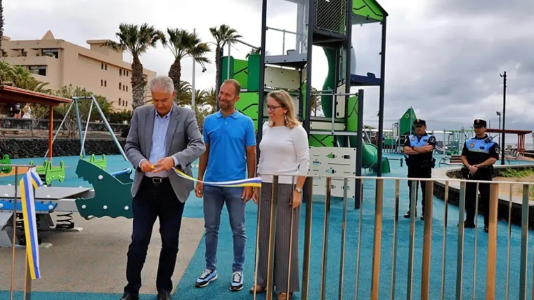 Jos&eacute; Juan Cruz inaugurando el parque infantil de Matagorda.