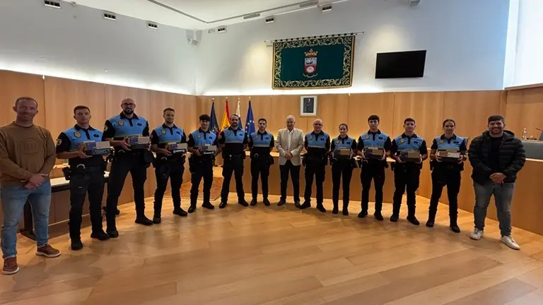 Jos&eacute; Juan Cruz junto a los nuevos agentes de T&iacute;as.