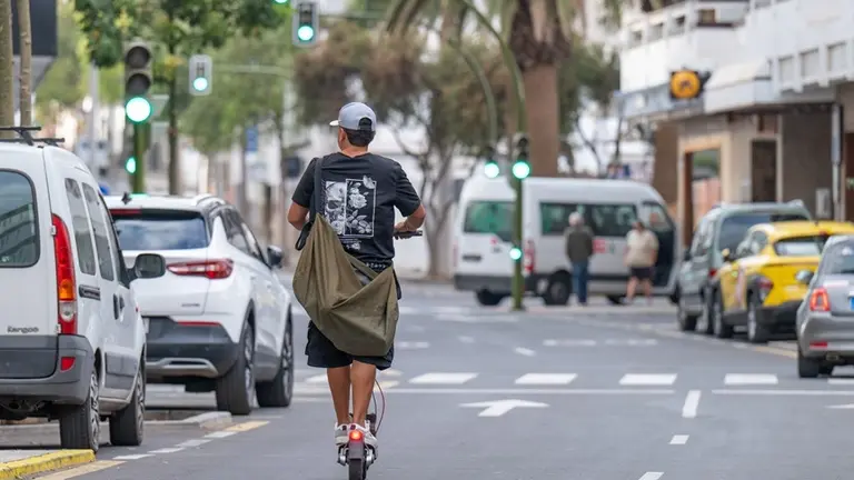 Conductor circulando esta semana en patineta el&eacute;ctrica por una calle de Arrecife.