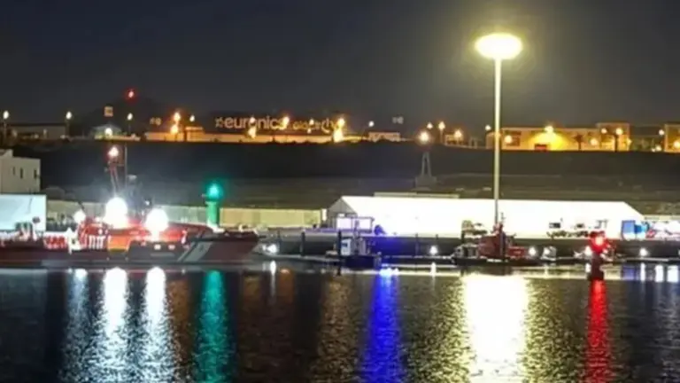 Imagen de archivo de la embarcaci&oacute;n de Salvamento trayendo a otra patera a Puerto Naos.