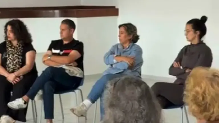 Rita Hern&aacute;ndez siguiendo atenta las explicaciones de la alcaldesa en un v&iacute;deo que ha editado el Gobierno de Teguise. 