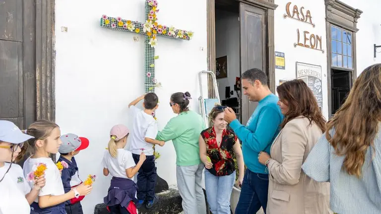 La alcaldesa de Teguise, Olivia Duque, acudi&oacute; al enramado