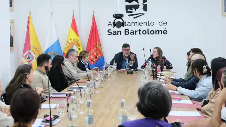 Isidro P&eacute;rez y Estefan&iacute;a Luzardo en su encuentro con el Consejo de Educaci&oacute;n.