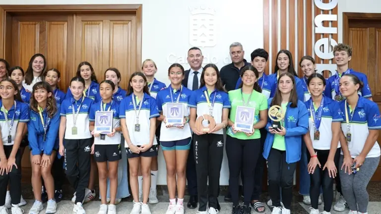 Oswaldo Betancort y Kiko Aparicio en la recepci&oacute;n del CD Ping&uuml;inos.