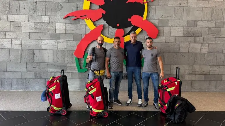 Francisco Javier Aparicio con los bomberos antes de su partida